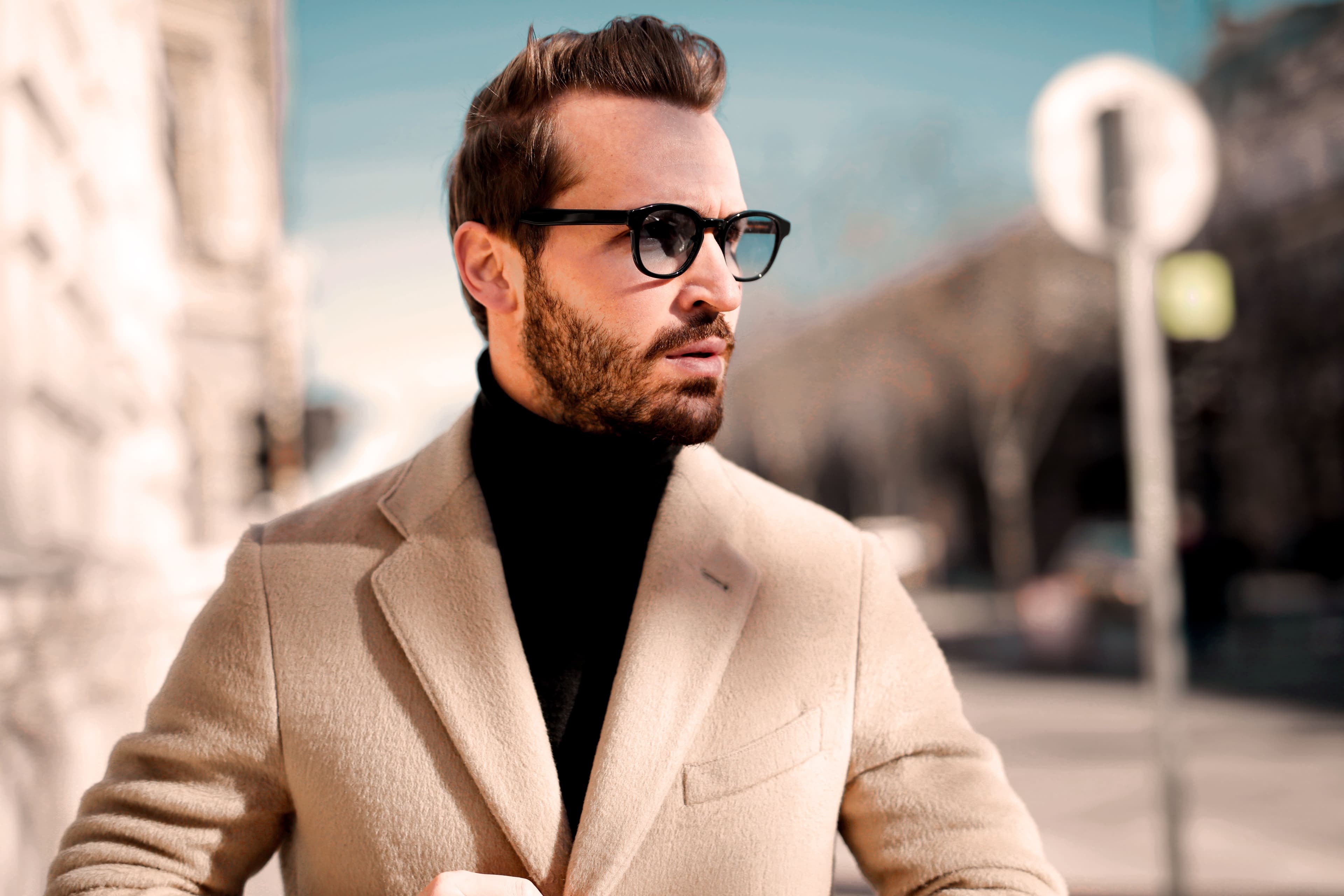 Hombre con abrigo elegante llevando su fragancia de autor